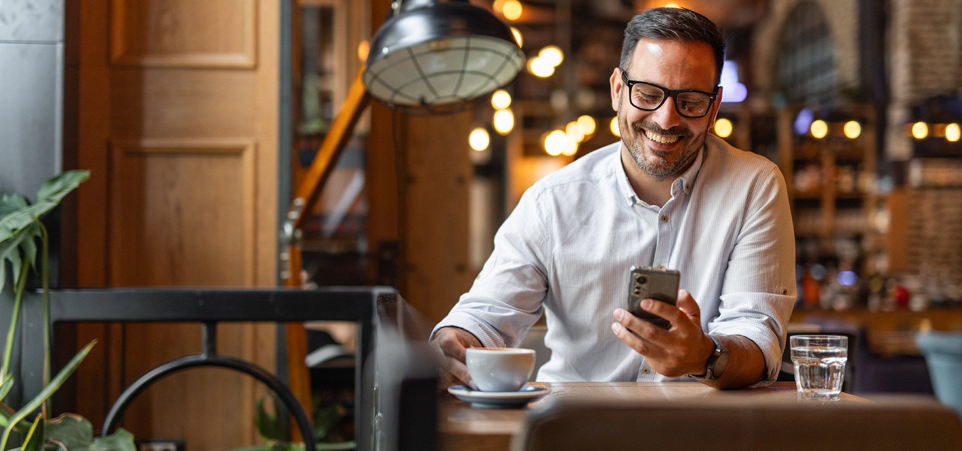 Unternehmer plant eine Photovoltaik-Investition und recherchiert am Handy