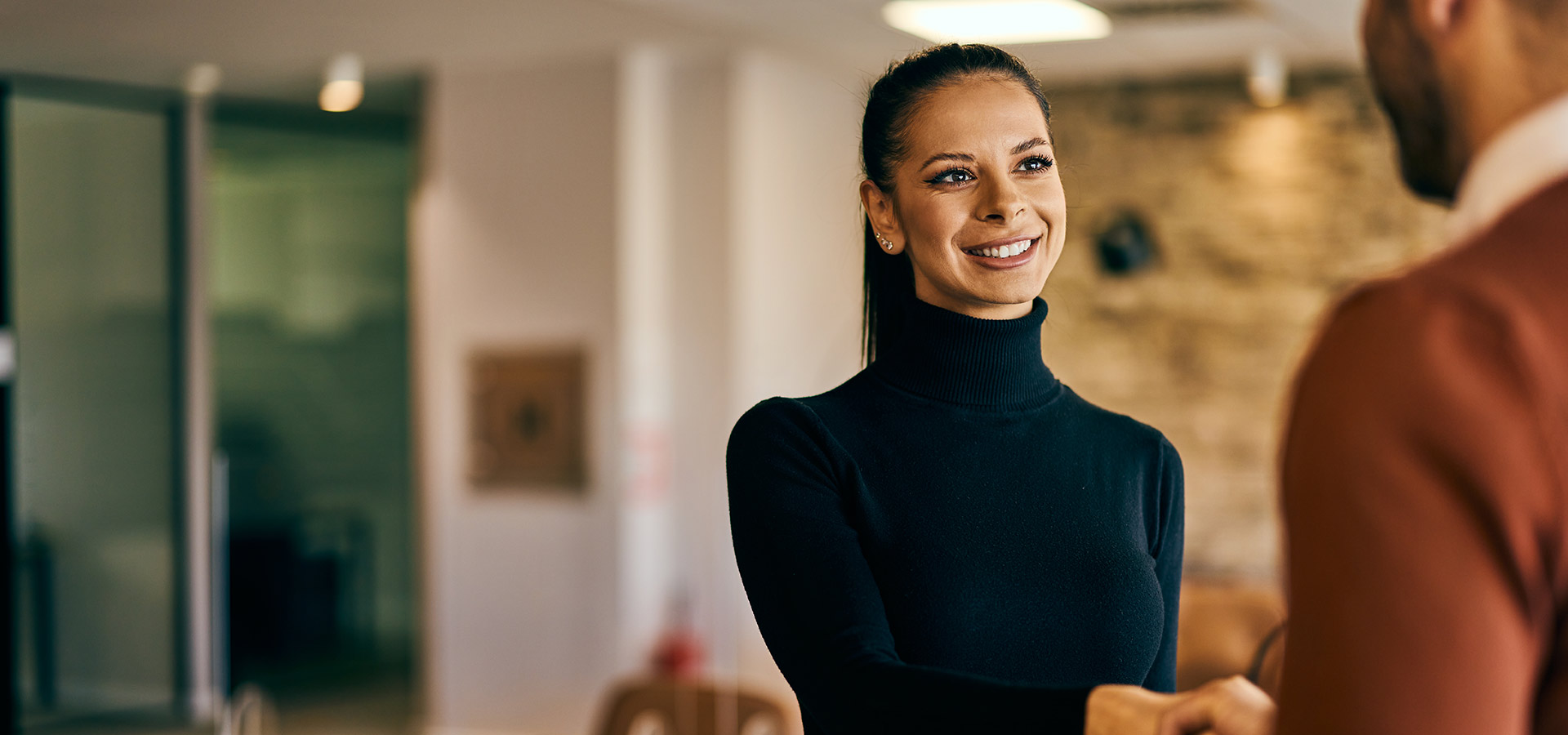 Geschäftsfrau im Gespräch mit Partner über Photovoltaik-Projekte im Unternehmen