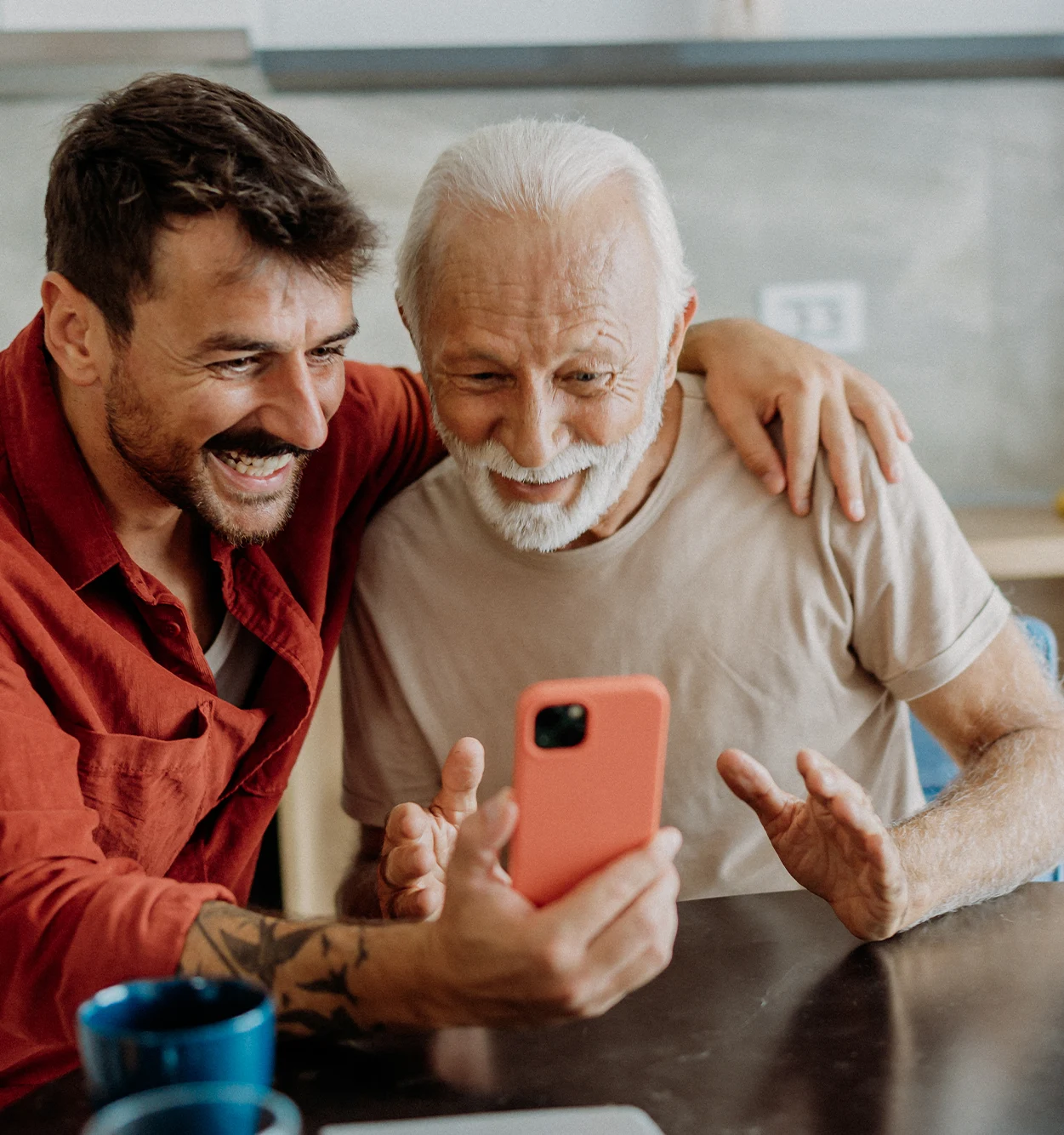 Mann und Vater mit Handy