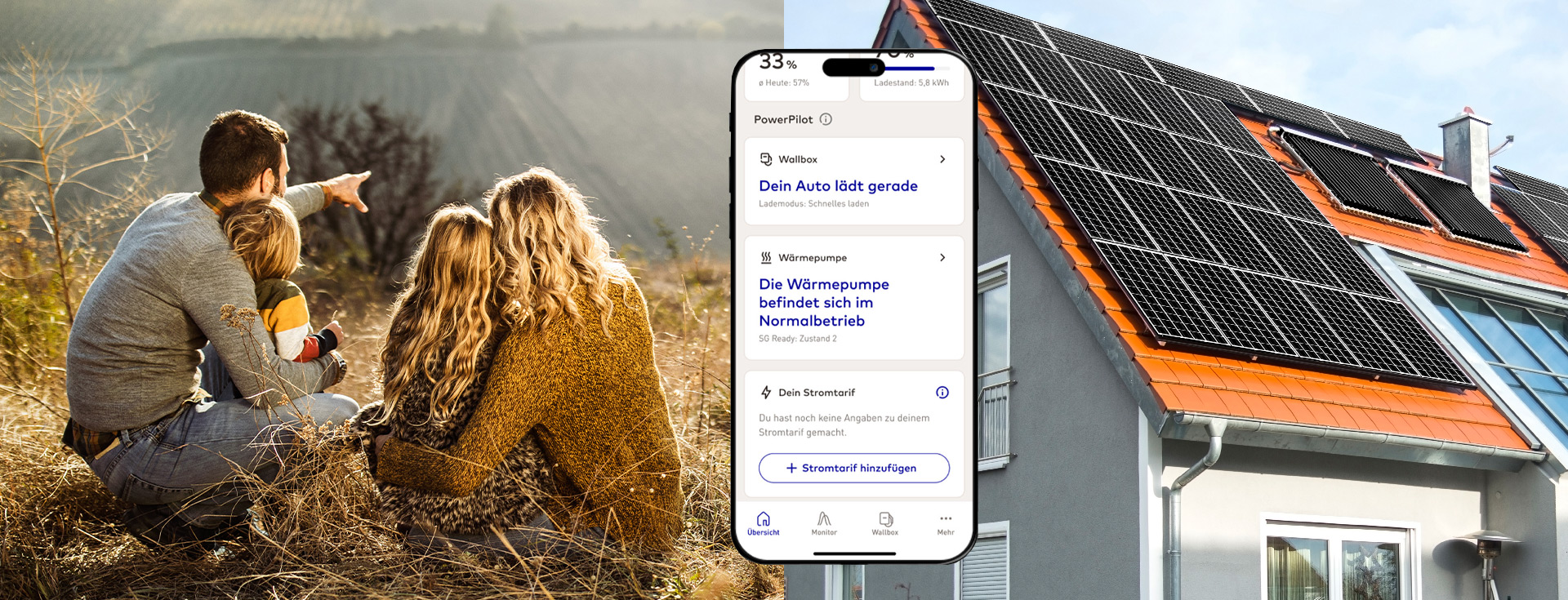 Familie sitzt draußen in der Natur und schaut in die Ferne, daneben ein Einfamilienhaus mit Photovoltaikanlage auf dem Dach. Im Vordergrund ein Smartphone, das die Steuerung der Energieversorgung über eine App zeigt.