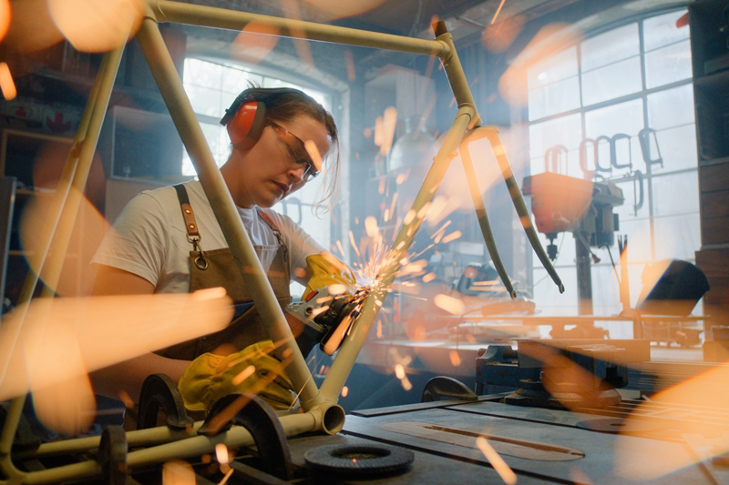 Schweißer im Metallbau bearbeitet Werkstück mit Funkenflug – hoher Energiebedarf im Betrieb