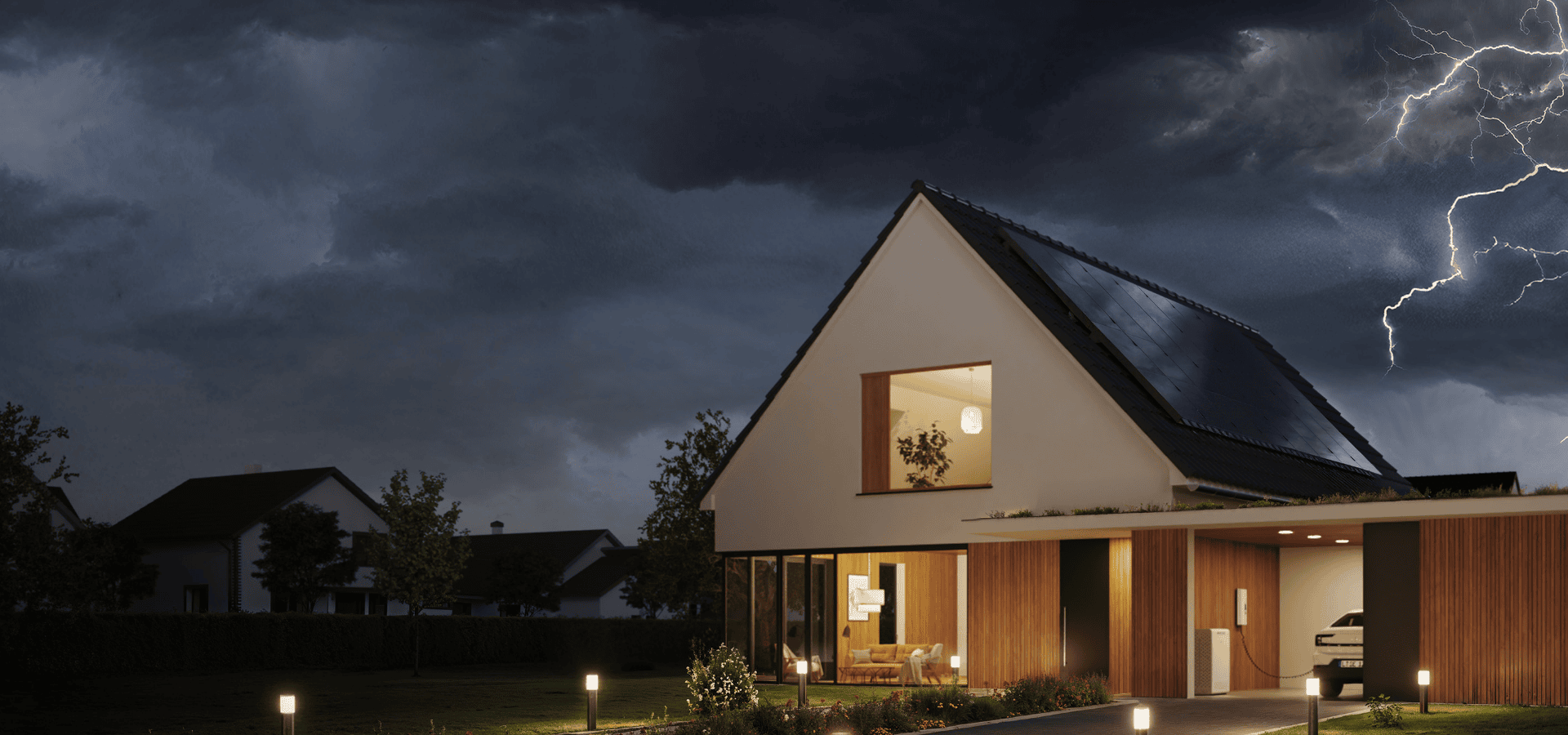 Modernes Einfamilienhaus mit Photovoltaikanlage und Elektroauto, im Hintergrund Gewitterwolken und Blitze – Symbol für Wetterschutz und PV-Versicherung.
