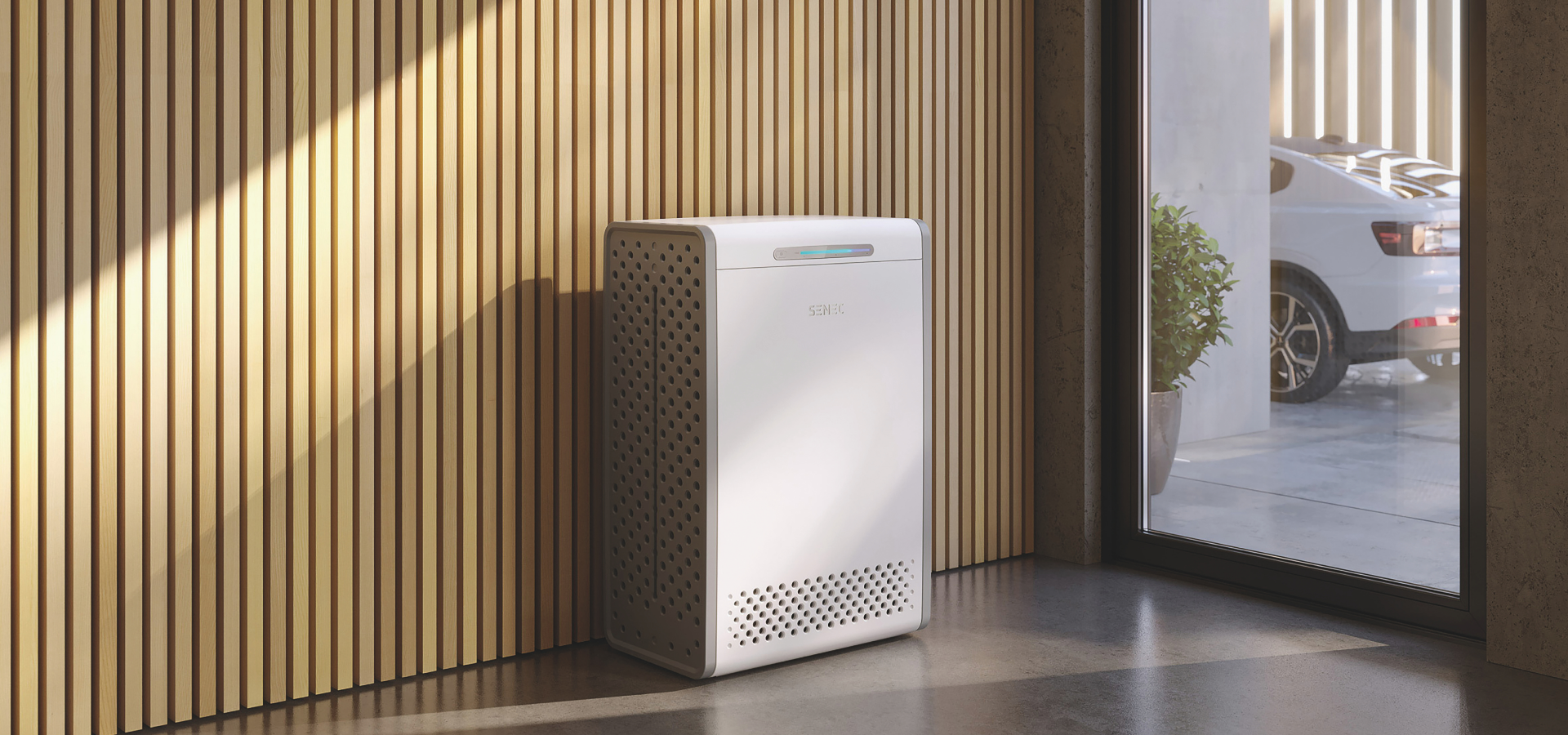 Moderner SENEC-Stromspeicher im Innenraum vor einer Holzlamellenwand, neben einem großen Fenster mit Blick auf eine Einfahrt und ein geparktes Auto.