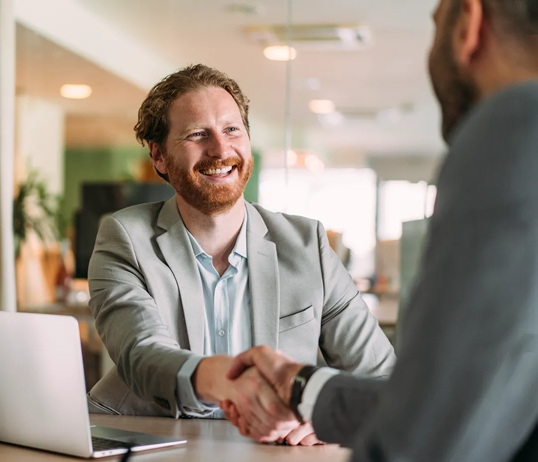 Geschäftskundengespräch in moderner Büroumgebung – freundliches internes Meeting über Finanzierungslösungen