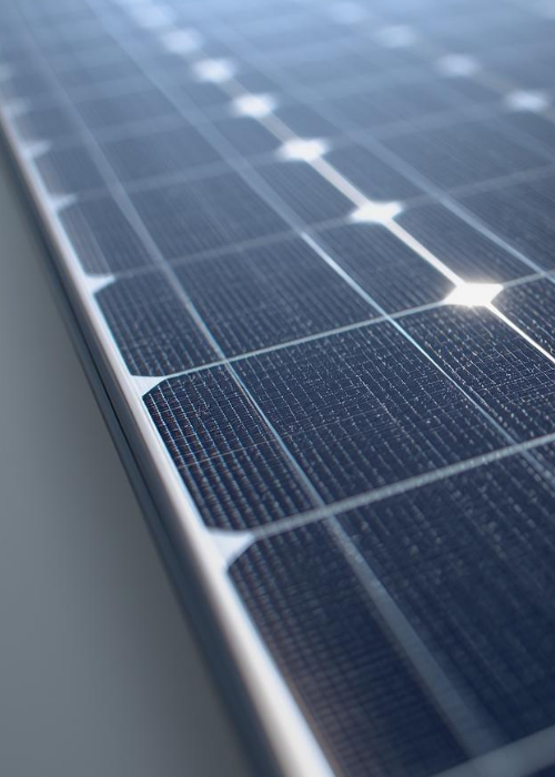Nahaufnahme eines modernen Photovoltaikmoduls mit glänzenden Solarzellen, die Sonnenlicht reflektieren – Symbol für effiziente Energiegewinnung und hochwertige Solartechnik.