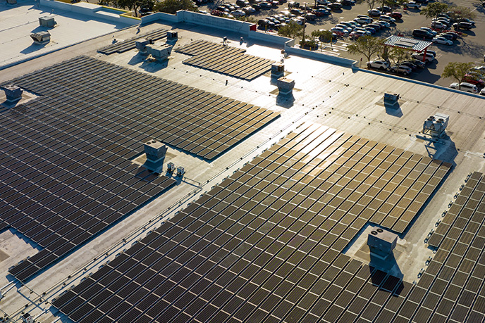 Firmengebäude mit Photovoltaik auf dem Dach