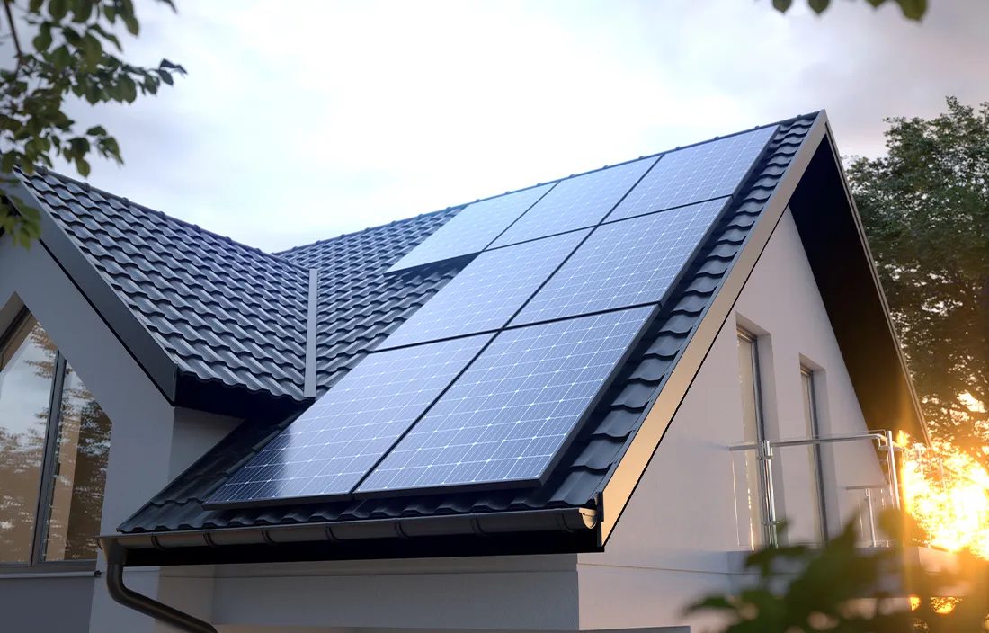 Das Bild zeigt monokristalline Solarmodule auf dem Dach eines modernen Einfamilienhauses. Das Motiv veranschaulicht die gleichmäßige, hochwertige Optik dieser Modulart und ihre harmonische Einbindung in die Hausarchitektur.