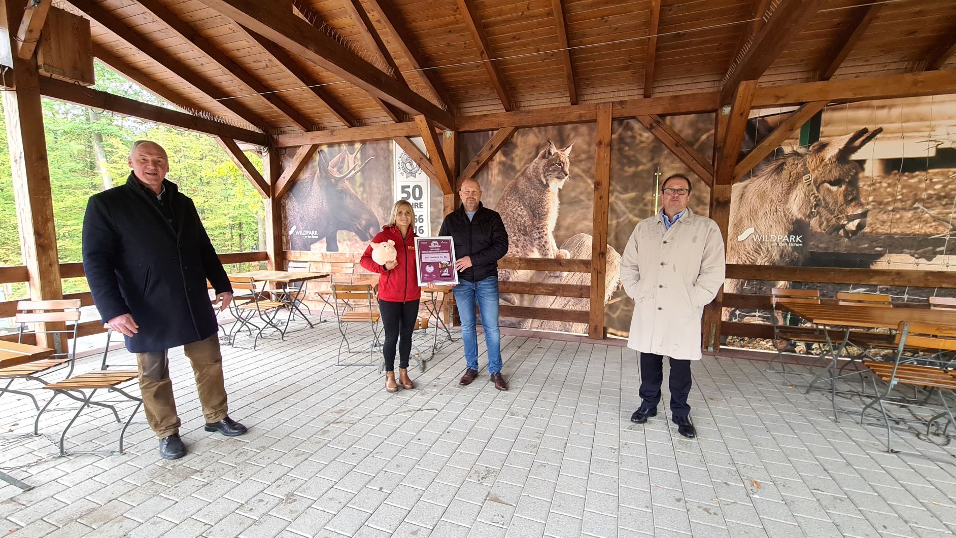 Übergabe des Elchbriefs vom Wildpark Schweinfurt an Rainer und Michaela Bötsch