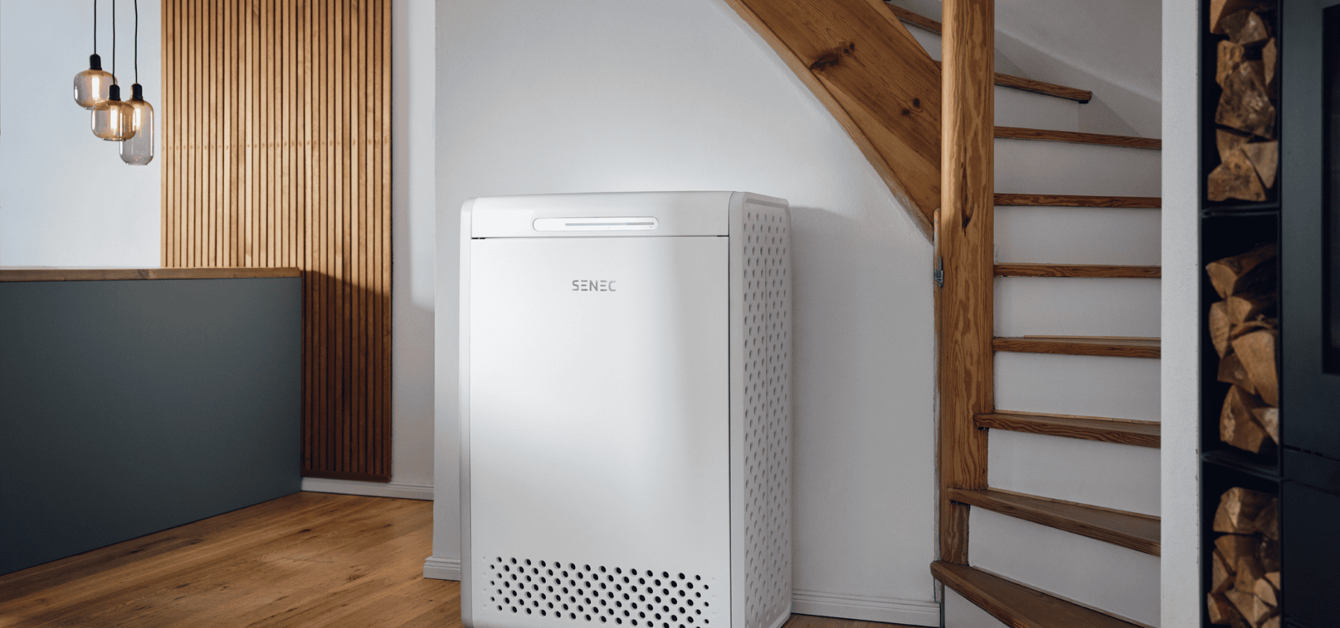 Stromspeichersystem in einem Haus im Wohnraum neben der Treppe, helle Umgebung