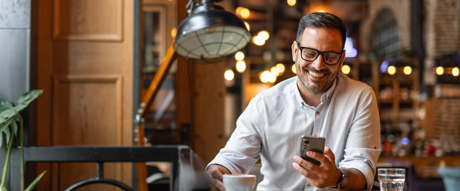 Unternehmer plant eine Photovoltaik-Investition und recherchiert am Handy