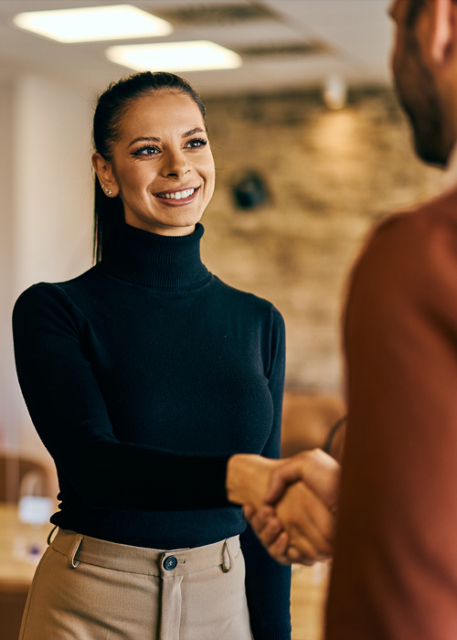 Geschäftsfrau im Gespräch mit Partner über Photovoltaik-Projekte im Unternehmen