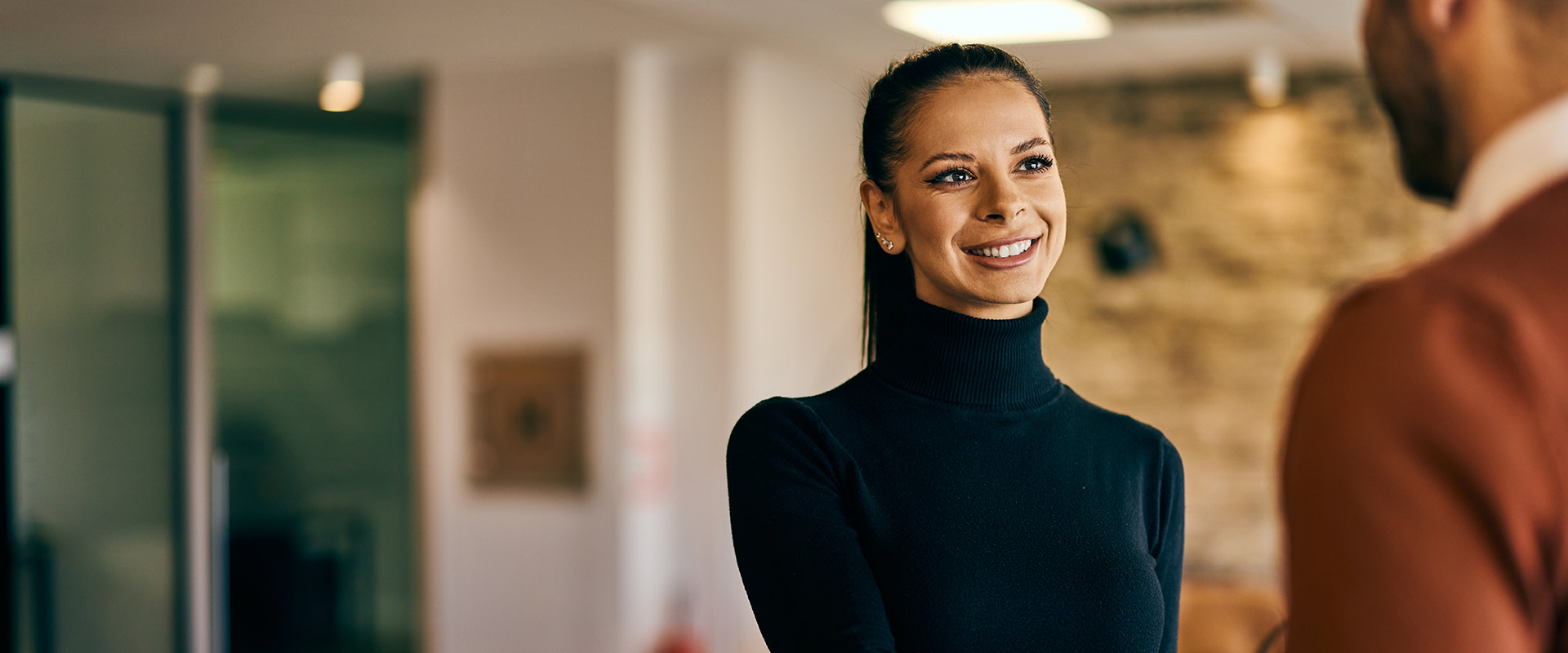 Geschäftsfrau im Gespräch mit Partner über Photovoltaik-Projekte im Unternehmen
