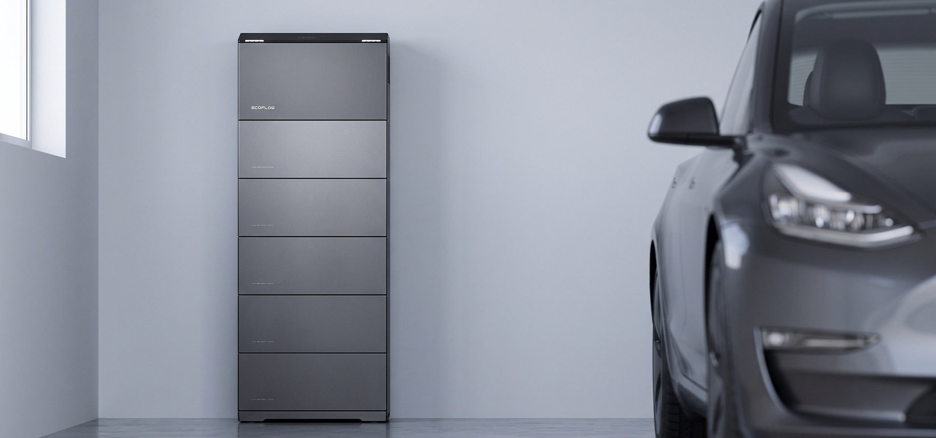 EcoFlow OCEAN 2 Stromspeicher an der Wand, daneben die Front eines Elektroautos