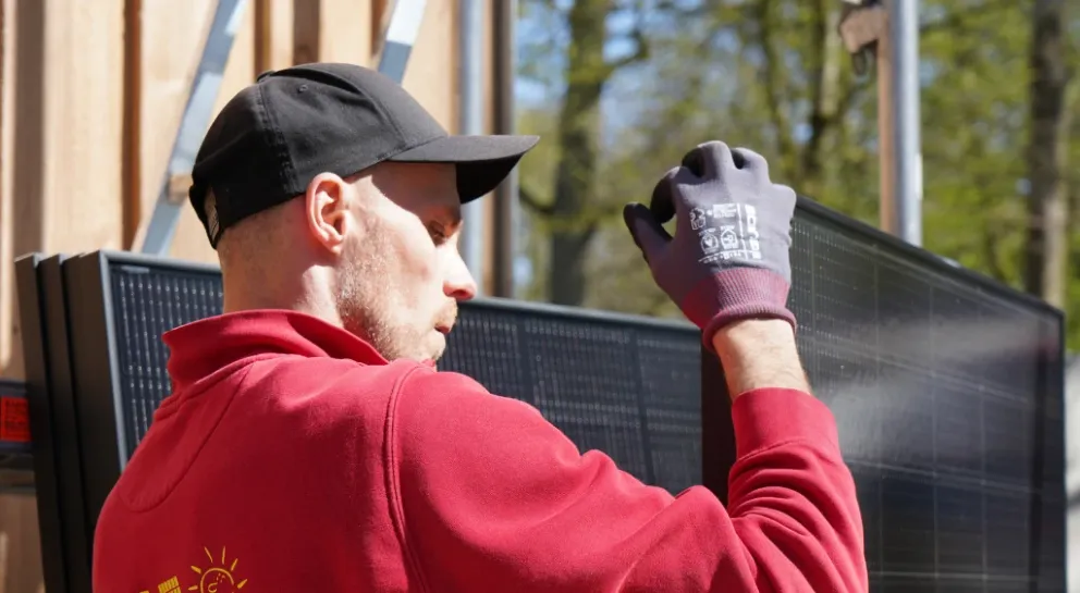 BSH Monteur mit Solarmodul in der Hand